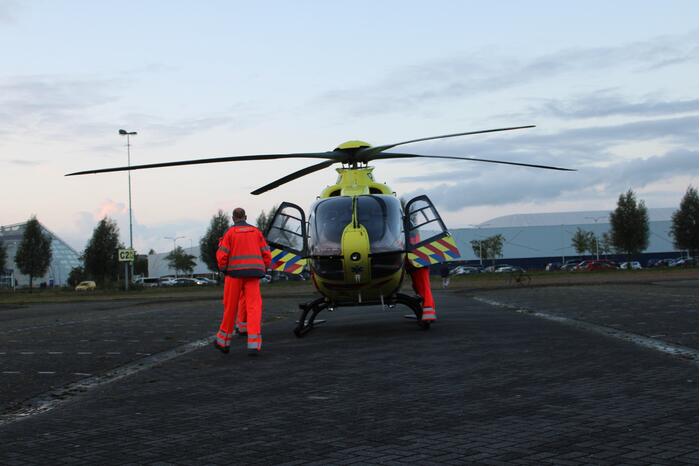 Traumahelikopter landt op parkeerterrein ijshal