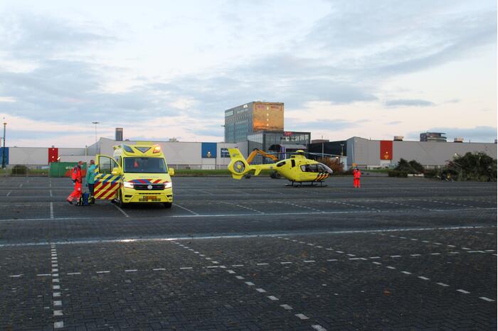 Traumahelikopter landt op parkeerterrein ijshal