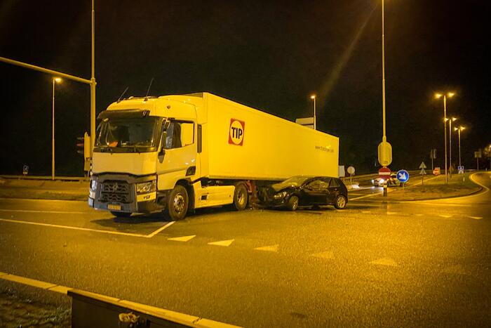 Auto total-loss na botsing op vrachtwagen