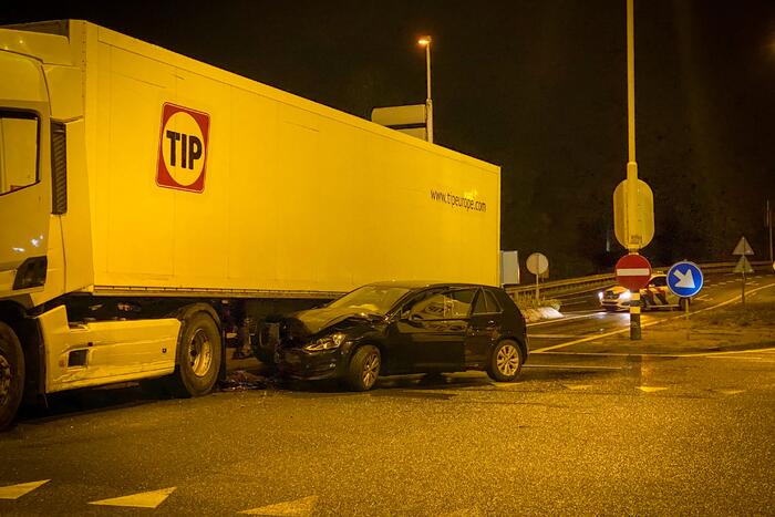 Auto total-loss na botsing op vrachtwagen