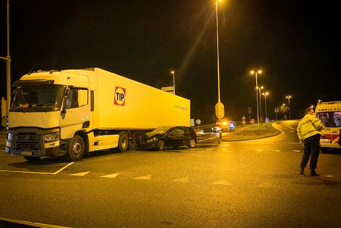 Auto total-loss na botsing op vrachtwagen