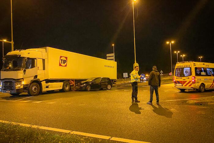 Auto total-loss na botsing op vrachtwagen