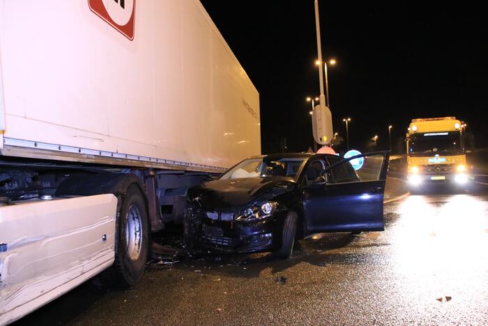 Auto total-loss na botsing op vrachtwagen