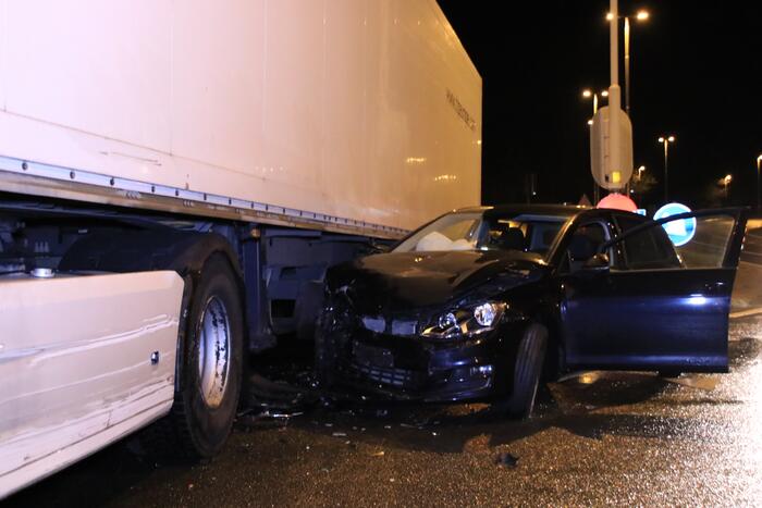 Auto total-loss na botsing op vrachtwagen