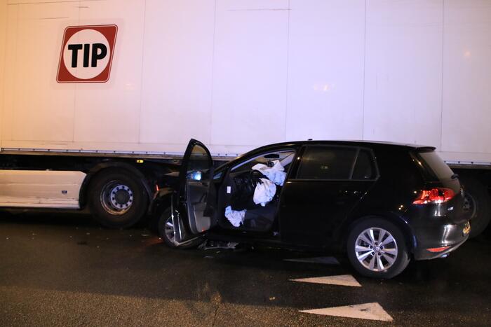 Auto total-loss na botsing op vrachtwagen