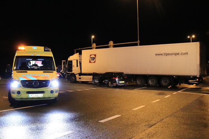 Auto total-loss na botsing op vrachtwagen