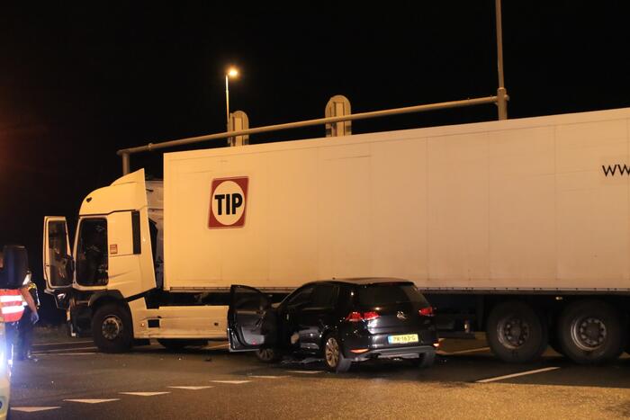 Auto total-loss na botsing op vrachtwagen