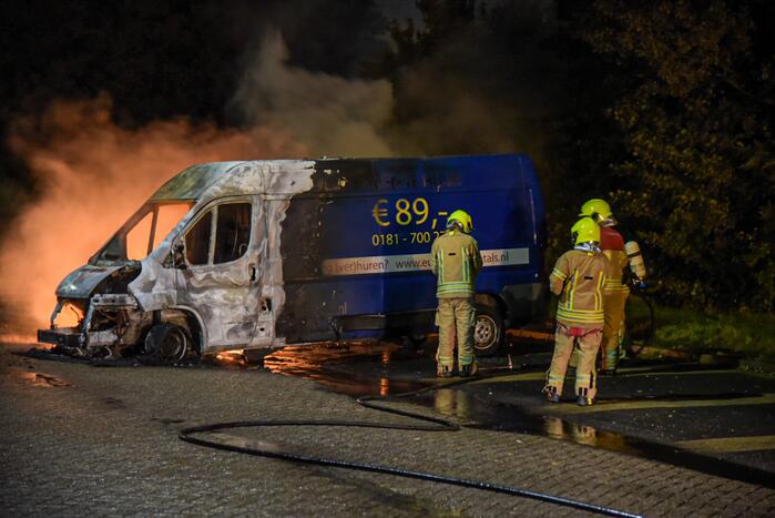 Bestelbus en auto gaan in vlammen op