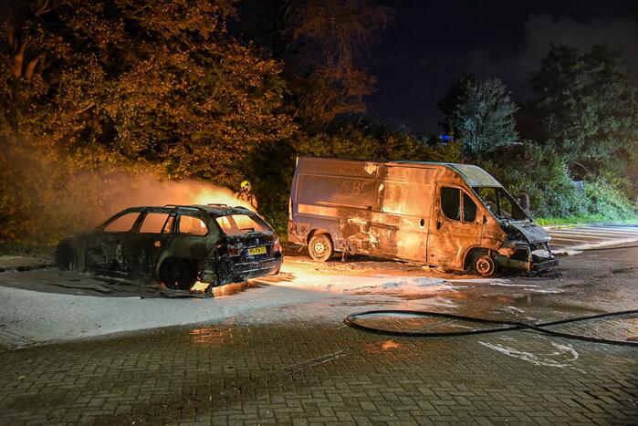 Bestelbus en auto gaan in vlammen op