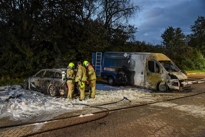Bestelbus en auto gaan in vlammen op