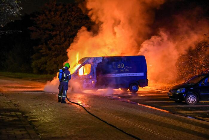 Bestelbus en auto gaan in vlammen op