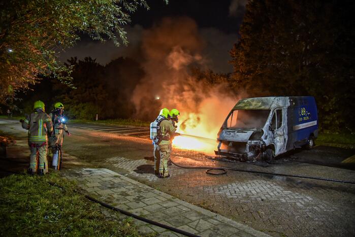 Bestelbus en auto gaan in vlammen op