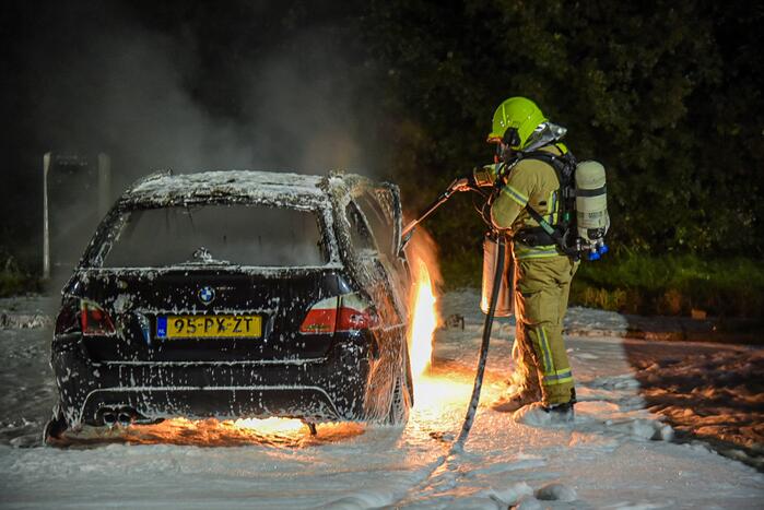 Bestelbus en auto gaan in vlammen op