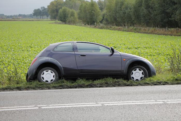 Auto raakt van de weg en belandt in de sloot