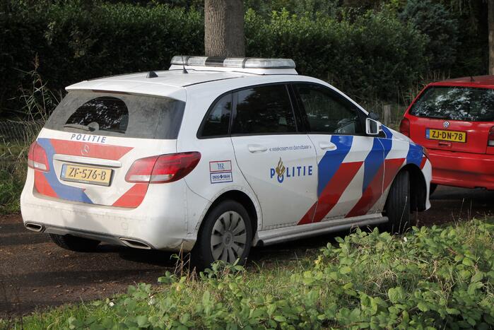 Auto raakt van de weg en belandt in de sloot