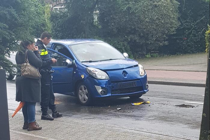 Automobiliste botst met auto op voorganger
