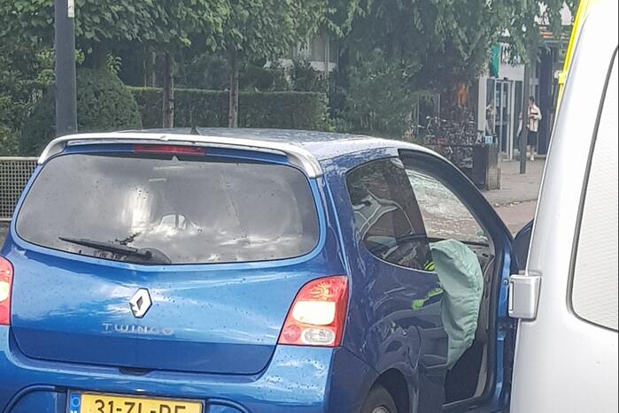 Automobiliste botst met auto op voorganger