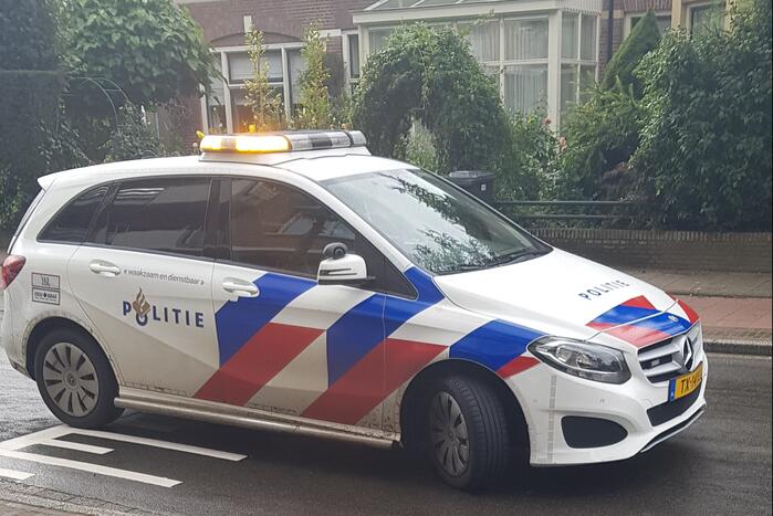 Automobiliste botst met auto op voorganger