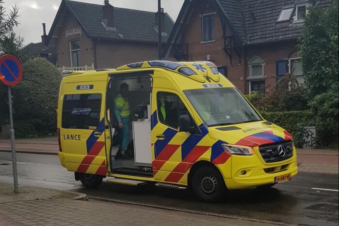 Automobiliste botst met auto op voorganger