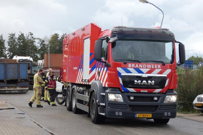 Brandweer spoelt riool