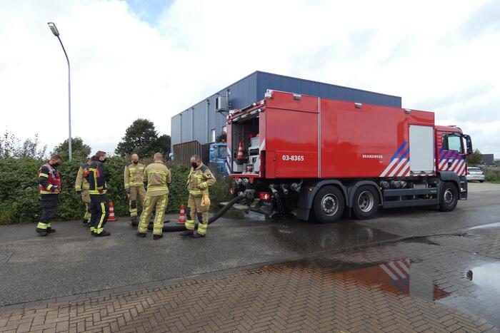 Brandweer spoelt riool