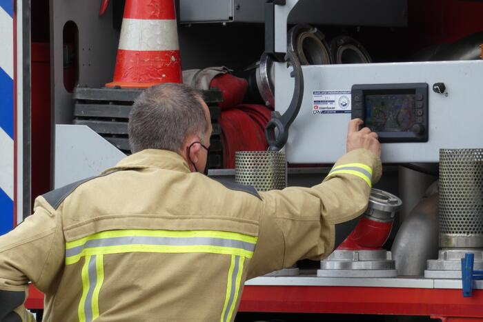 Brandweer spoelt riool