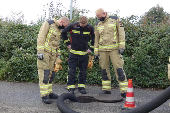 Brandweer spoelt riool