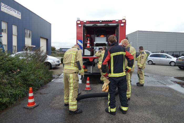 Brandweer spoelt riool
