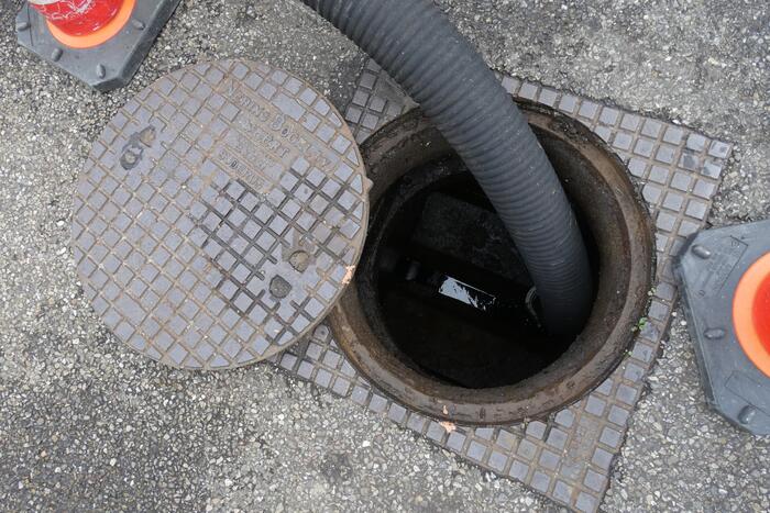 Brandweer spoelt riool