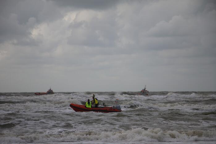 Grote zoekactie langs kust naar vermiste persoon in zee