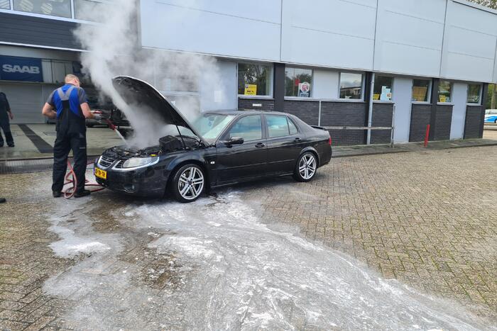 Brand in motorcompartiment Saab bij garagebedrijf