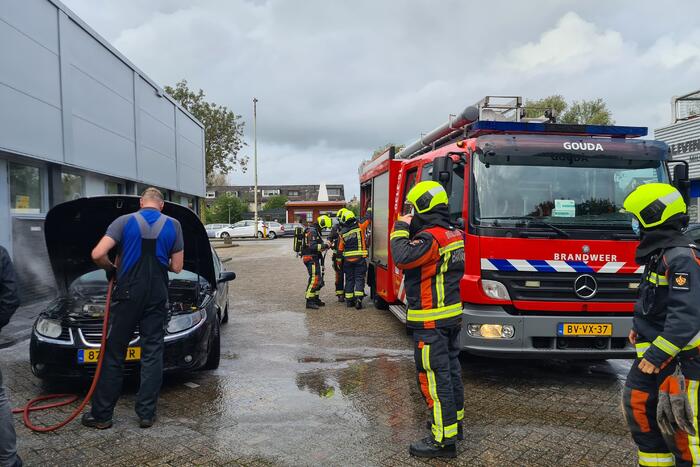 Brand in motorcompartiment Saab bij garagebedrijf