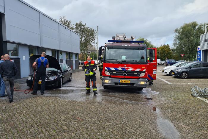 Brand in motorcompartiment Saab bij garagebedrijf