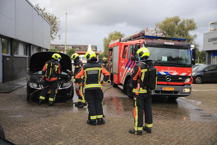 Brand in motorcompartiment Saab bij garagebedrijf