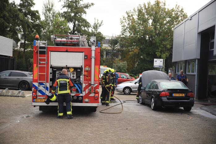 Brand in motorcompartiment Saab bij garagebedrijf