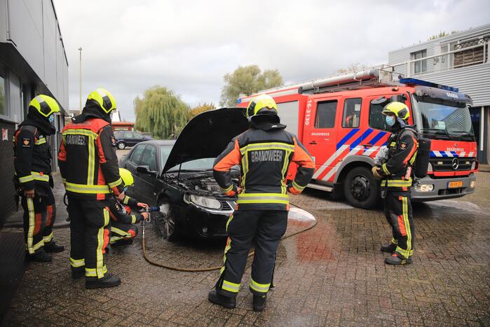 Brand in motorcompartiment Saab bij garagebedrijf