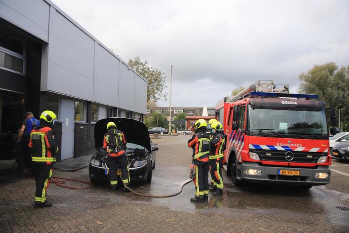 Brand in motorcompartiment Saab bij garagebedrijf