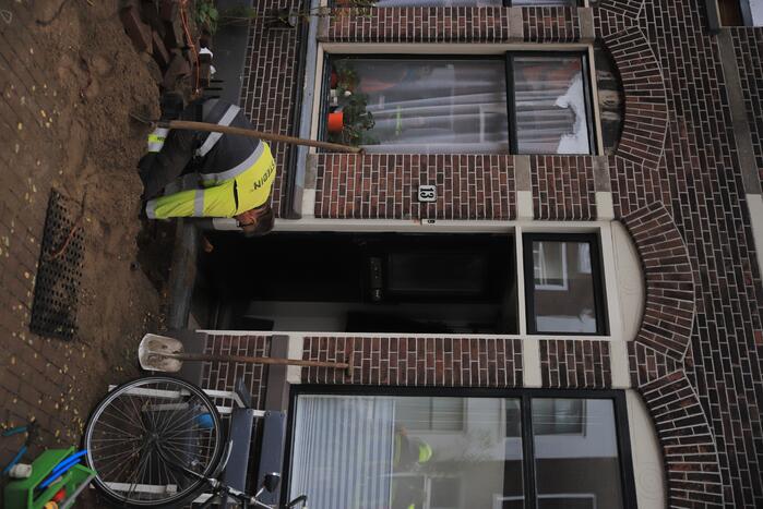 Klusser doorboort gasleiding in woning