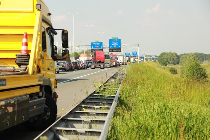 Vrachtwagen met lekke tank zorgt voor groot oliespoor