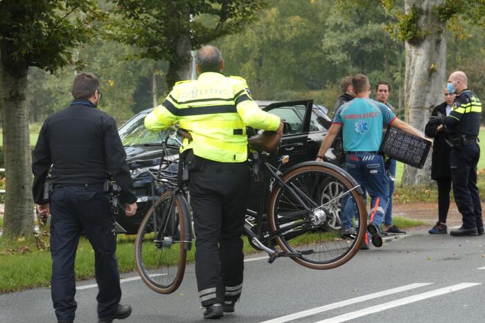 Fietser ernstig gewond na botsing met auto