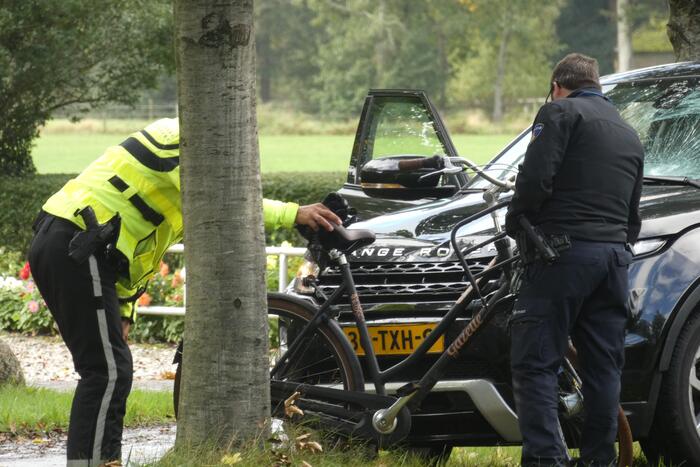 Fietser ernstig gewond na botsing met auto