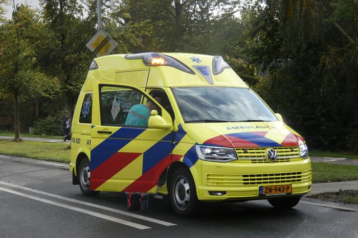 Fietser ernstig gewond na botsing met auto