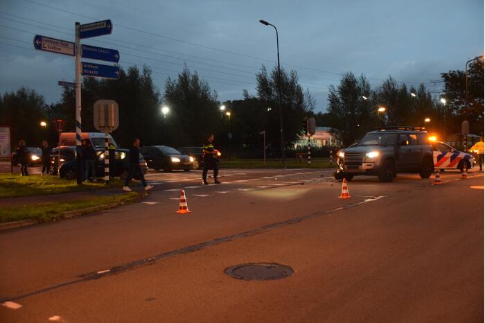 Landrover botst op auto bij verkeersongeval op kruising