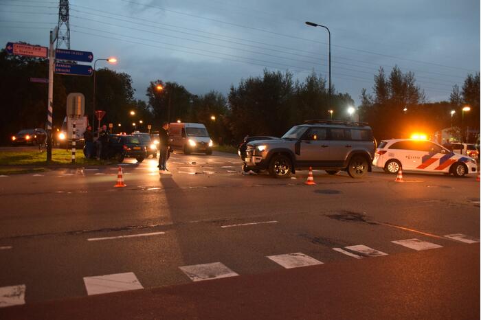 Landrover botst op auto bij verkeersongeval op kruising