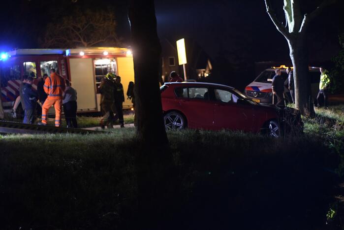 Automobilist verliest macht over het stuur en raakt boom