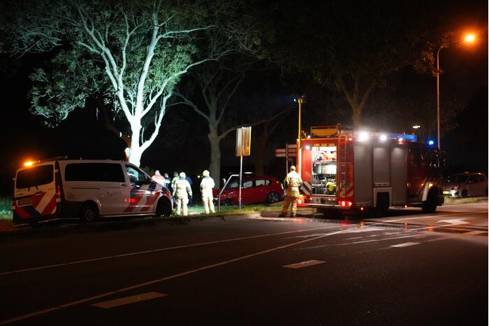 Automobilist verliest macht over het stuur en raakt boom