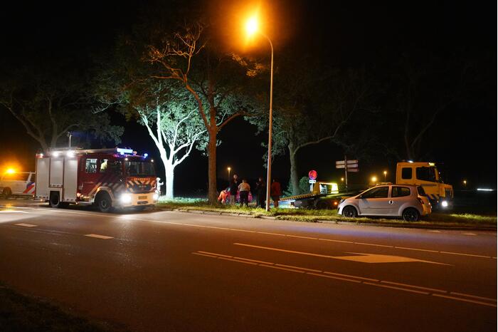 Automobilist verliest macht over het stuur en raakt boom