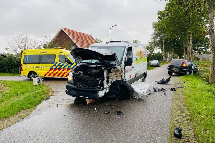 Bestelbus en personenwagen botsen op kruising