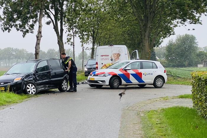 Bestelbus en personenwagen botsen op kruising