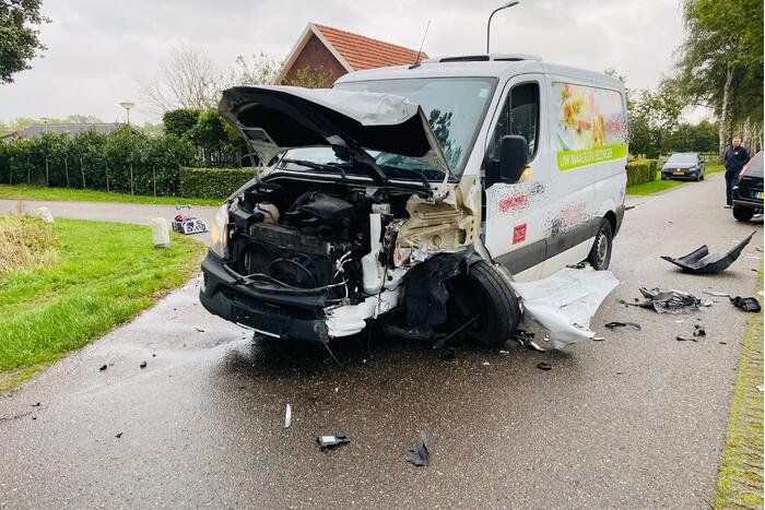 Bestelbus en personenwagen botsen op kruising